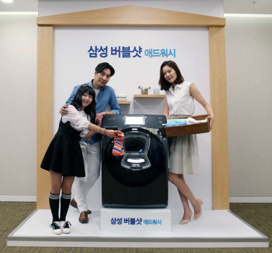 삼성전자가 세계 최초로 창문 개폐 기능을 적용한 세탁기 신제품 '버블샷 애드워시'를 출시했다고 지난달 31일 밝혔다.  삼성전자 제공